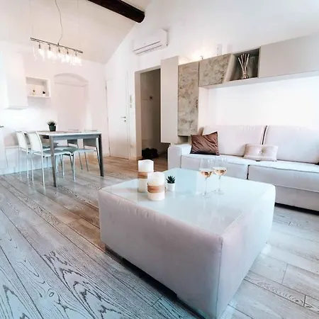 Loft Cavour - Teatro Ariston 公寓